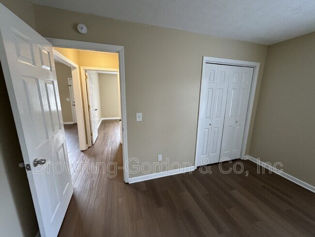 Building Photo - 1111 Cedarhill Ct