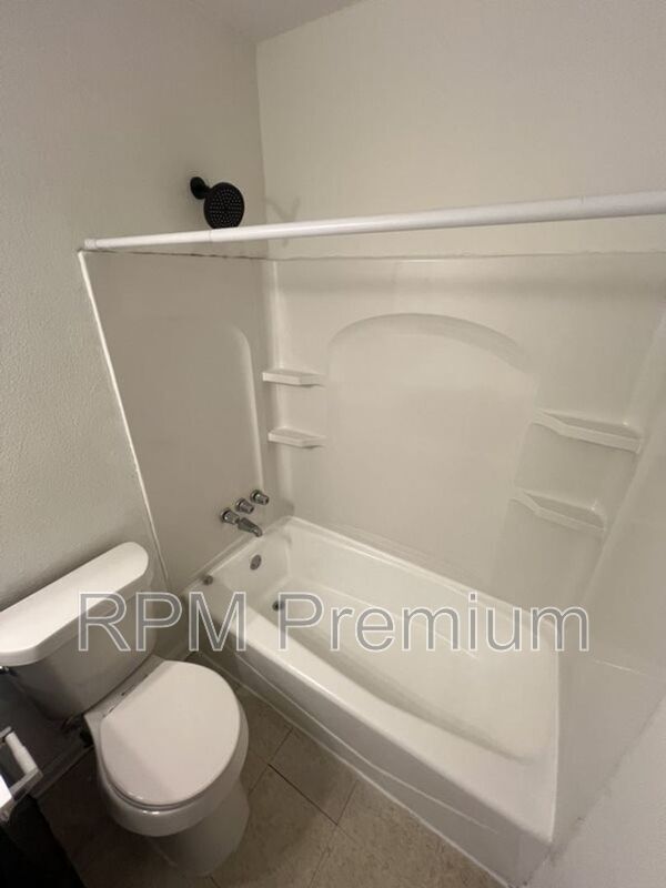 Building Photo - 2150 N Sherwood Forest Dr
