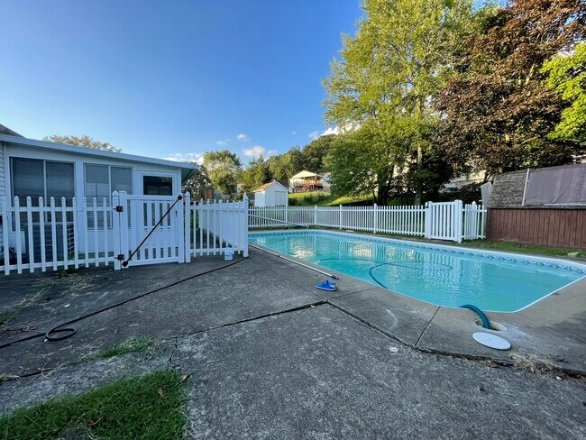 Building Photo - 493 Rainier Dr