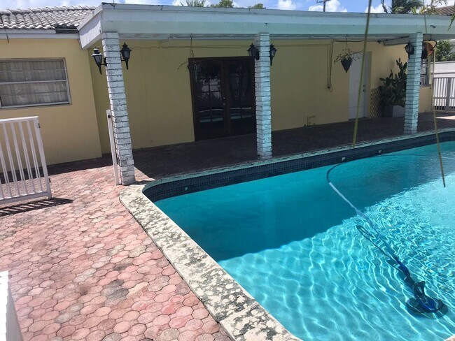 Building Photo - Miami Beach Home with a Pool!