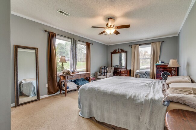 Building Photo - Charming Kingsport Home with Expansive Bas...