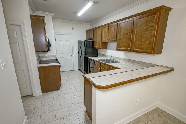 Building Photo - 10600 Lakes Blvd
