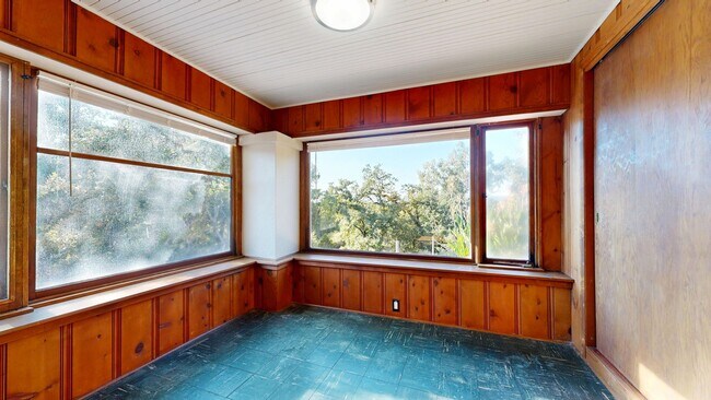 Building Photo - Bright Country Three Bedroom One Bathroom ...