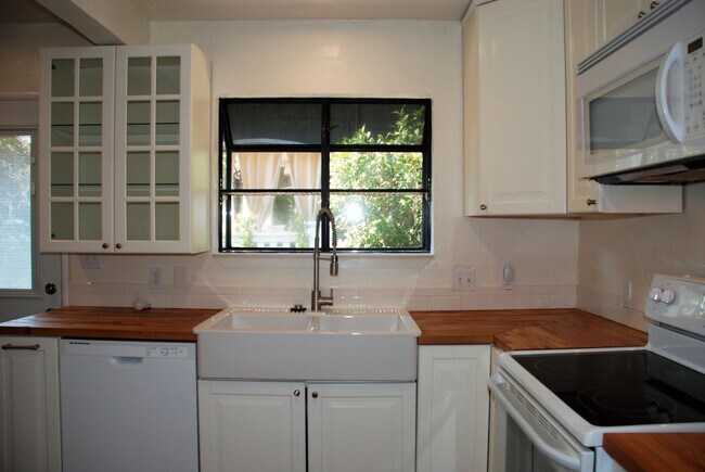 Building Photo - 52 Tamalpais Ave