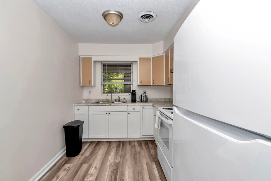 Building Photo - 1031 NE 39th Ct