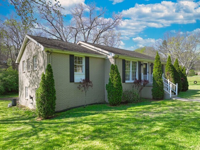 Building Photo - **ONE-SIDE-OF-A-DUPLEX HOME MINUTES FROM NASHVILLE WEST AND DOWNTOWN WITH A GORGEOUS LARGE YARD**