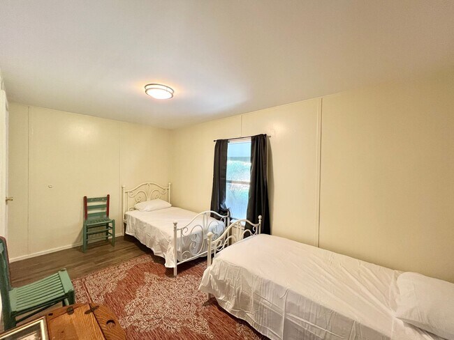 Building Photo - Three Bedroom Home with a Spacious Backyard