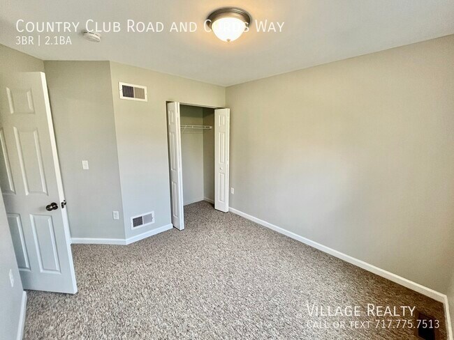 Building Photo - 705 Country Club Rd