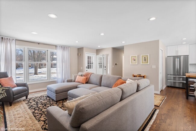 Building Photo - 1915 Farmington Ct