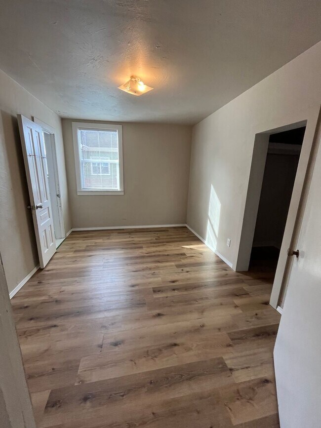 Building Photo - BEL250