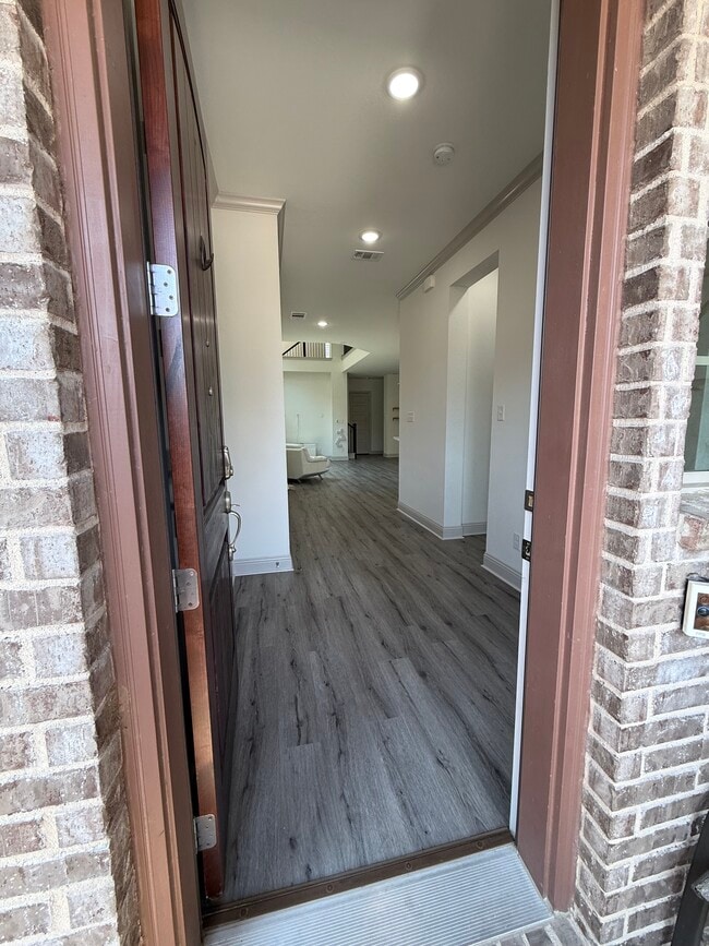 Building Photo - 620 Courtyard Ln