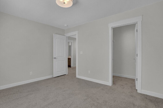Building Photo - Modern 3-Bedroom Townhome – Conveniently L...