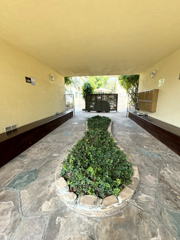 Building Photo - 905 N Sweetzer Ave