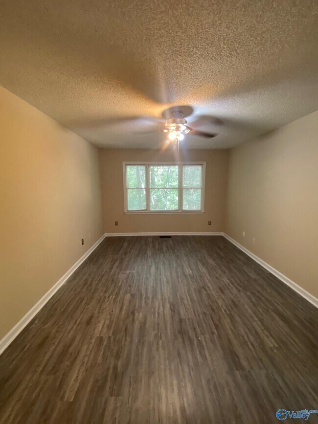 Building Photo - 523 Farmingdale Rd SE