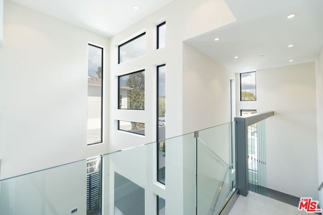 Building Photo - 159 S Bowling Green Way