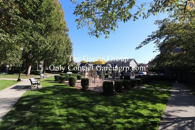 Building Photo - 765 NE Adwick Dr