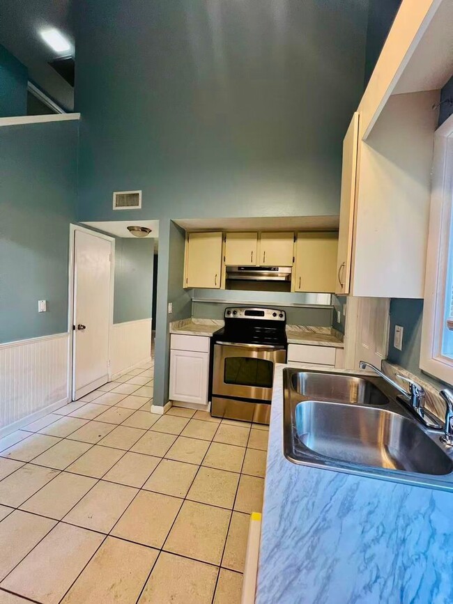 Building Photo - Nice 2bed and 1.5 bath townhouse near USF