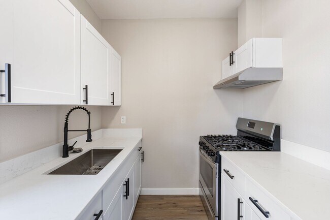 Building Photo - Fully Renovated Studio - Near PDX Airport - MUST SEE!