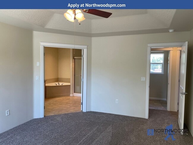 Building Photo - Beautiful 2 Story Home 3 Bdm/2.5 Bath in Q...