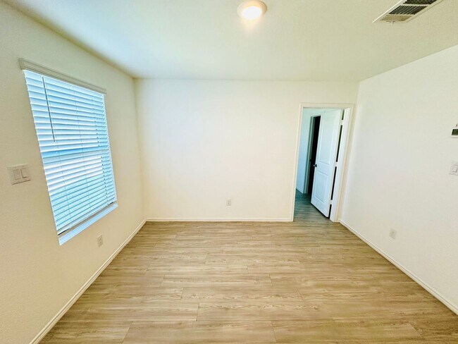 Building Photo - Charming 3-Bedroom, 2.5-Bath Home in the d...