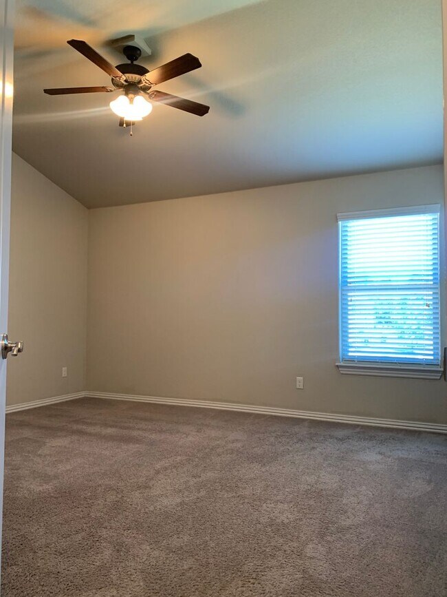 Building Photo - 3-Bedroom, 2.5-Bath TOWNHOME IN ROGERS!!!!