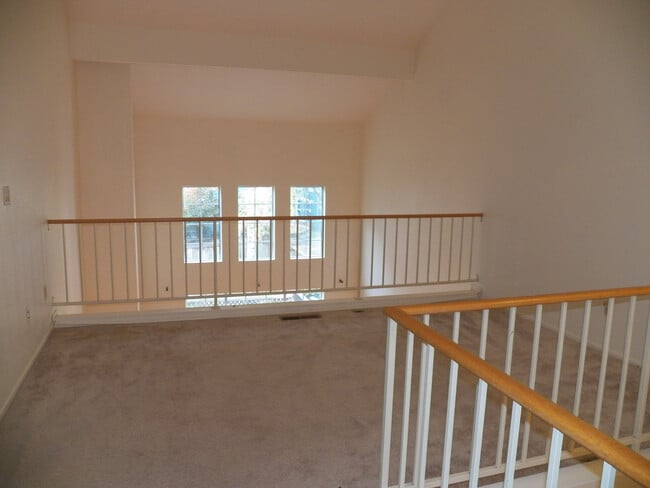 Building Photo - Spacious North San Jose Townhouse - Available Now!
