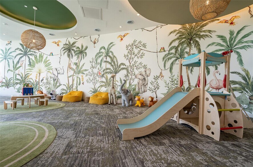 Building Photo - 700 NE 24th St