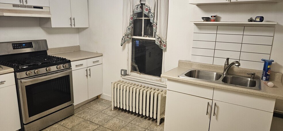 Primary Photo - 10 Springdale St