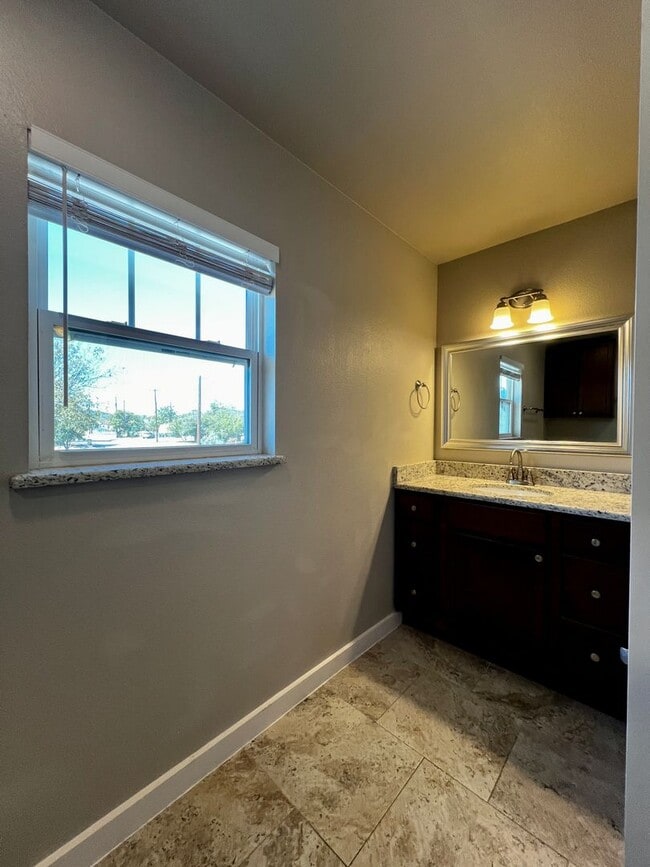 Building Photo - Riverside Bungalow