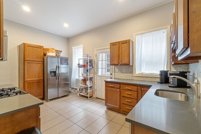 Building Photo - 5 bed, 2.5 Bath, Southside Flats