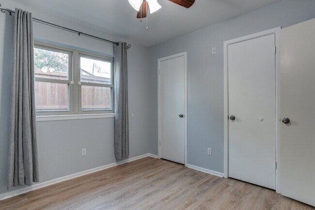 Building Photo - 4 Bed 3 Bath Pre-lease in Central Lubbock!!!