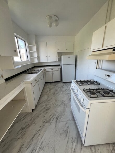 328#C (U3) Kitchen - 334 45th St