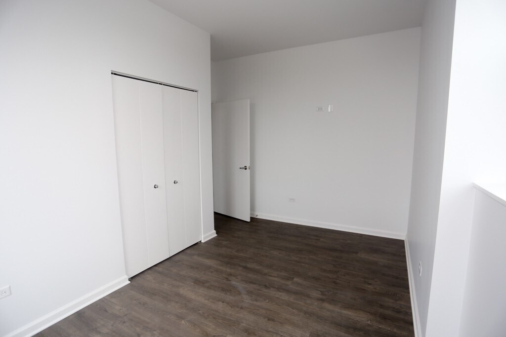 Building Photo - 932 W Dakin St