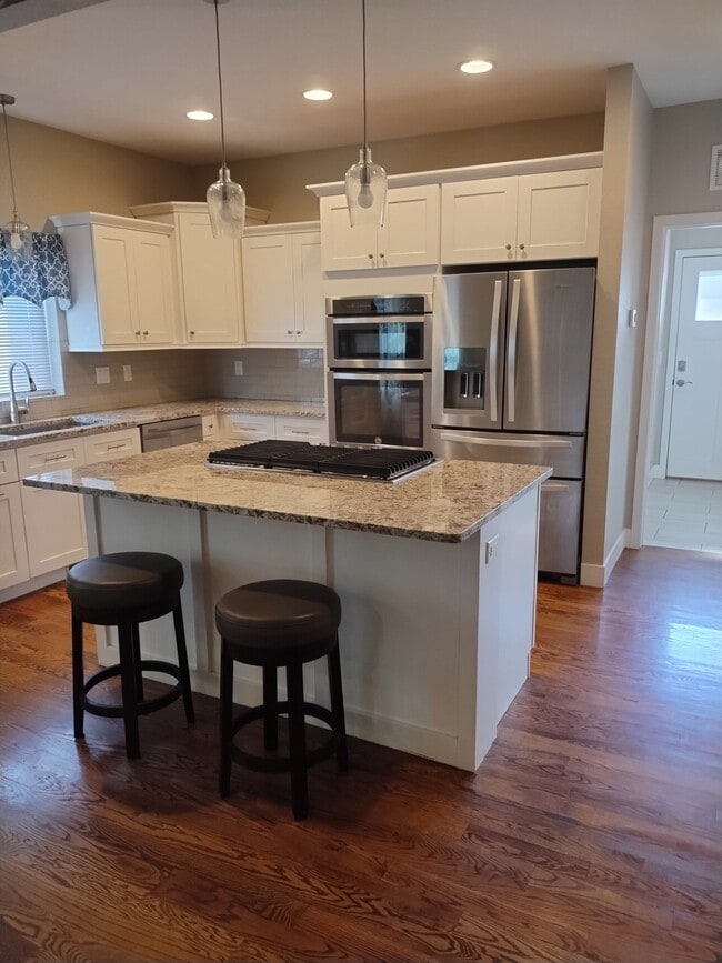 Building Photo - 208 Custer Ave