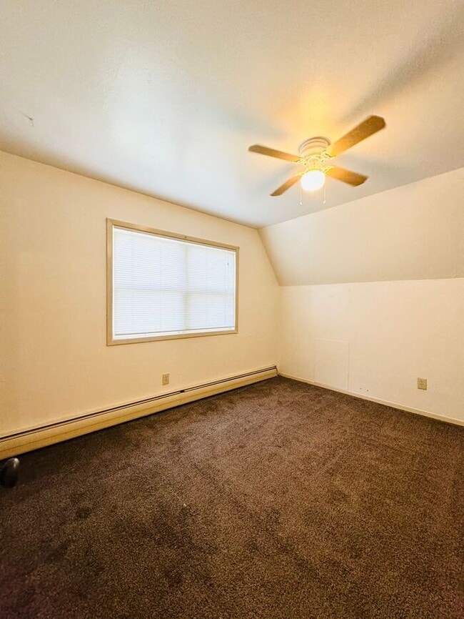 Building Photo - Beautiful 3 Bed 1.5 Bath Townhome in a Ren...