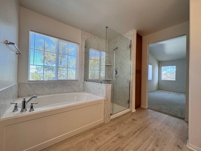 Building Photo - Beautiful 3 Bedroom two story South Temecu...