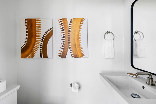 Building Photo - 2701 Bumble Bee Dr