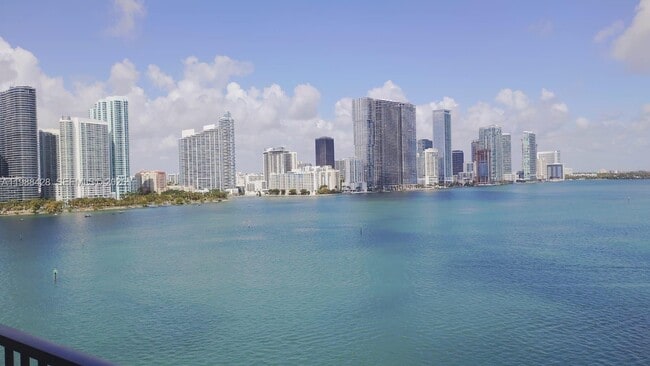 Building Photo - 801 N Venetian Dr