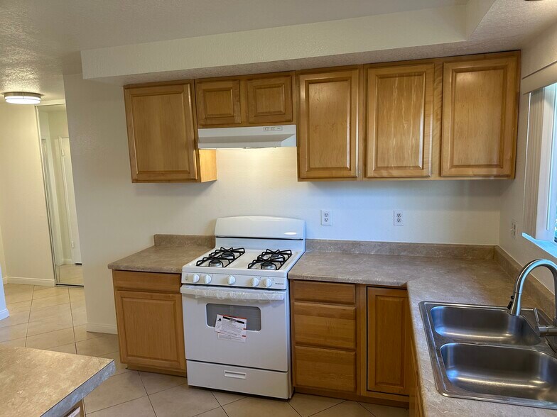 Kitchen - 616 South Fashion Park Street