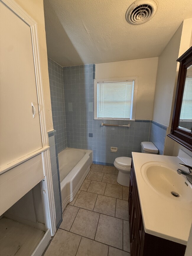 Building Photo - 4010 Harding Dr