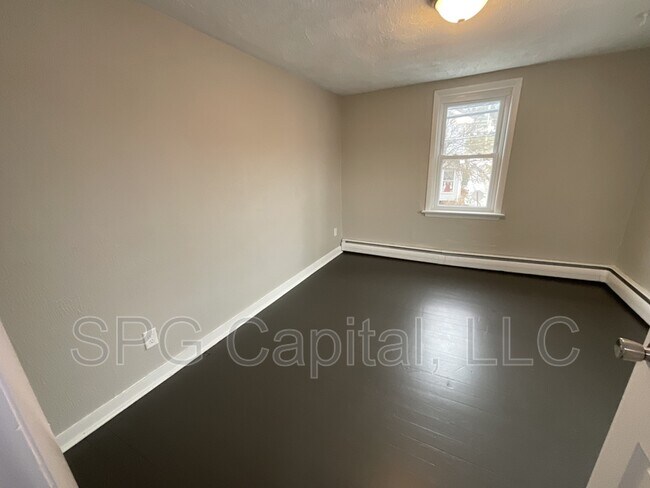 Building Photo - 422 N High St