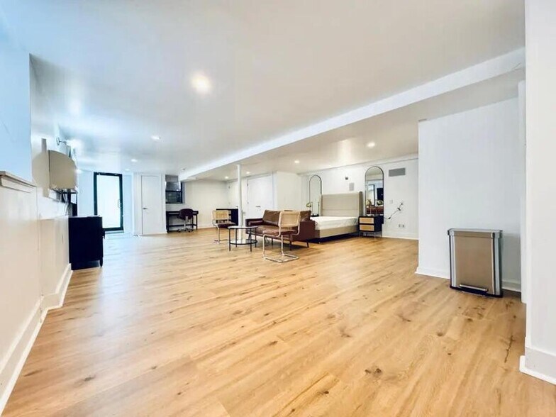 Building Photo - Furnished room/NOT APARTMENT