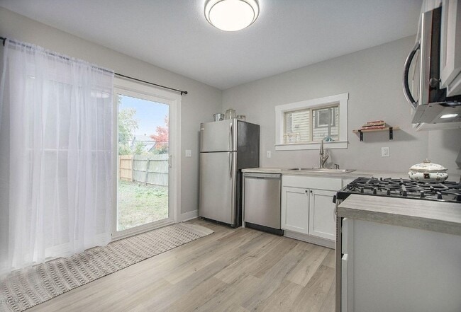 Building Photo - 25 E 16th St