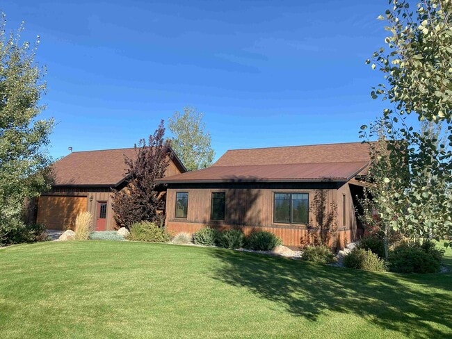 Building Photo - Stunner on Springhill