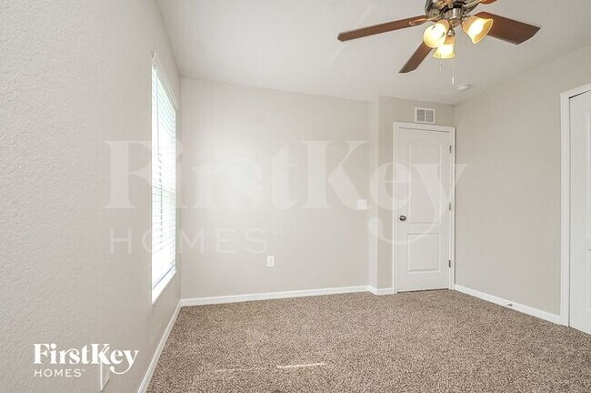 Building Photo - 5203 Ashwood Dr