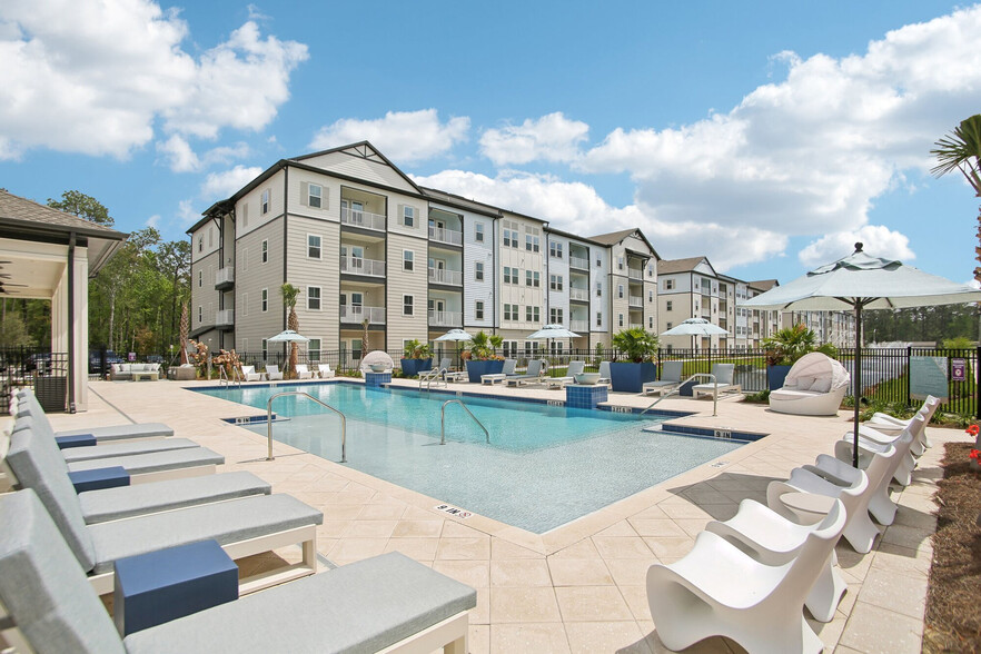Pool - Avion Apartments