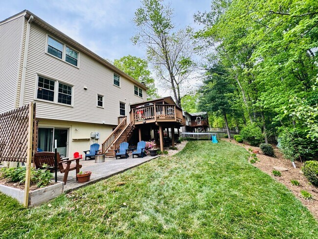Building Photo - BEAUTIFUL AND PRIVATE LAKE RIDGE HOME