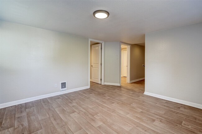Building Photo - 237 S Hardin St