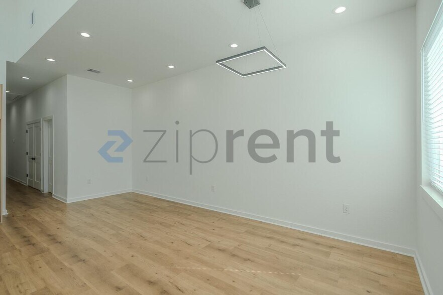 Building Photo - Unit A
