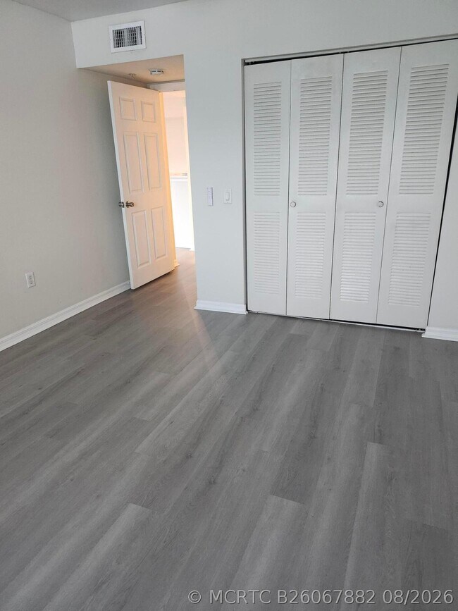 Building Photo - 706 Villa Cir